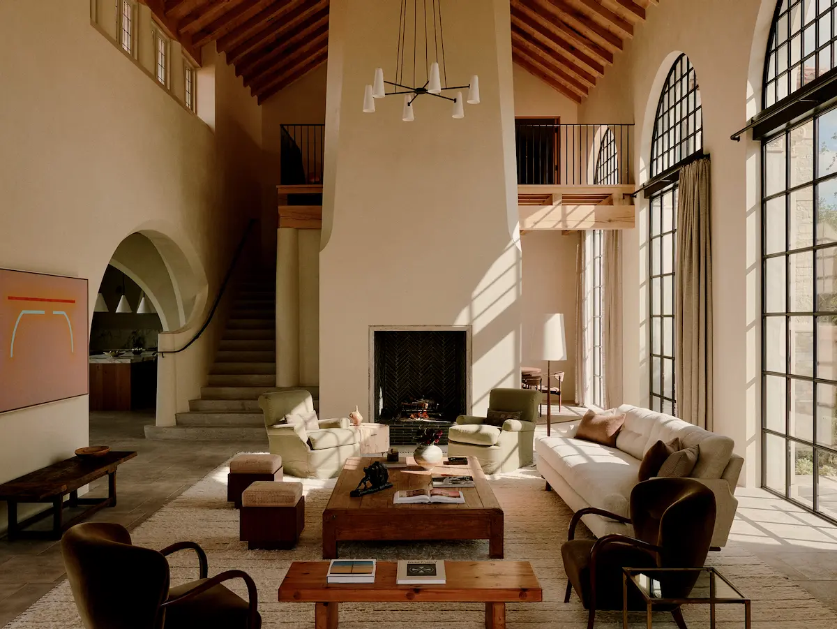 Earthy, natural interior plaster is a stunning feature in this modern Austin, Texas home